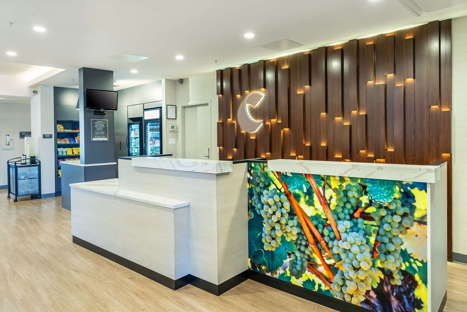 Фото Comfort Suites Kelowna