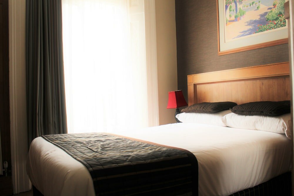 Фото Huttons Hotel