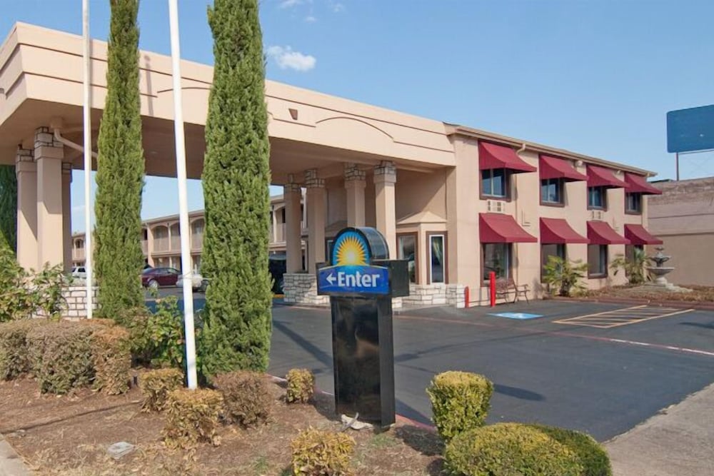 Фото Days Inn by Wyndham Market Center Dallas Love Field