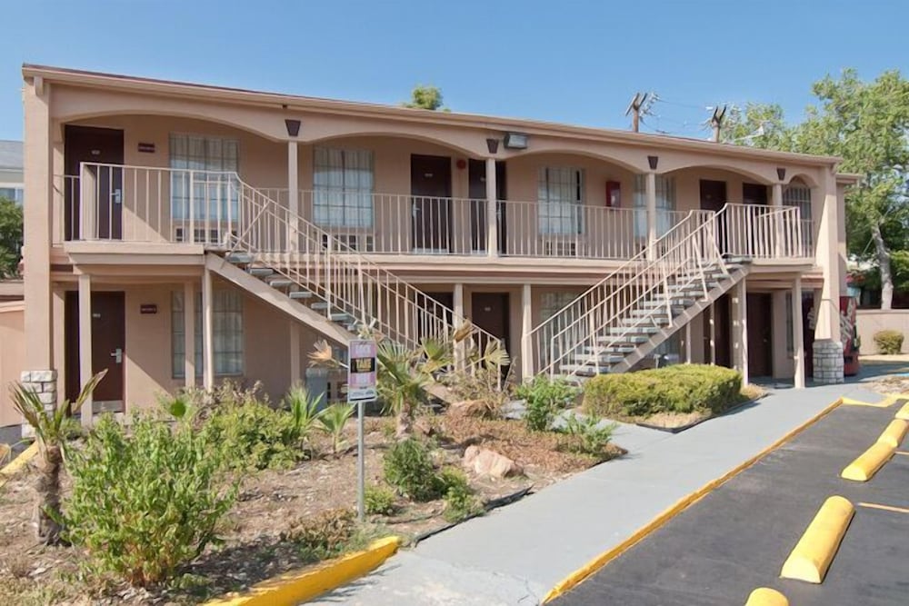 Фото Days Inn by Wyndham Market Center Dallas Love Field