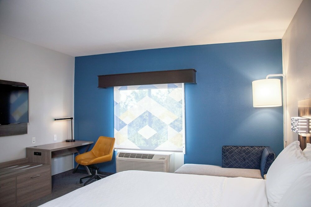 Фото Holiday Inn Express and Suites Overland Park, an Ihg Hotel