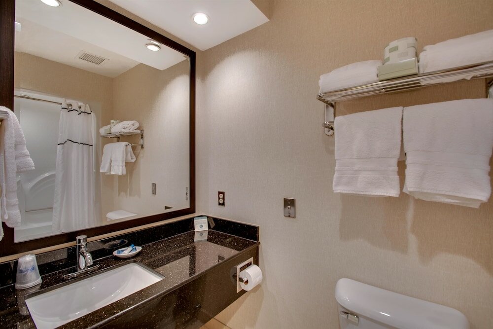 Фото Best Western Plus The Inn at Hampton