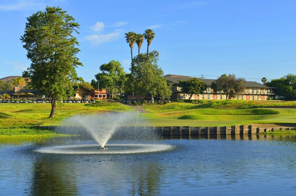 Фото Carlton Oaks Lodge, Ascend Hotel Collection