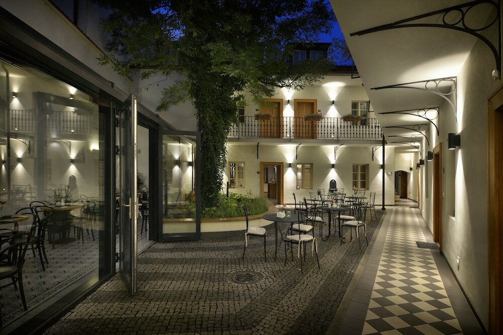 Фото Hotel At the White Lily