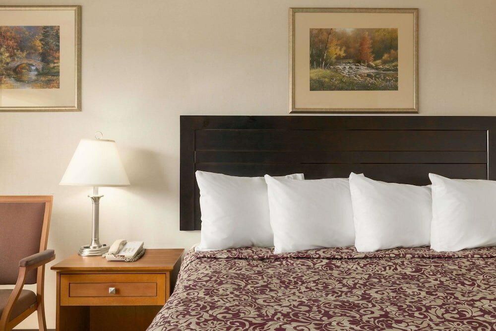 Фото Travelodge Edmonton East