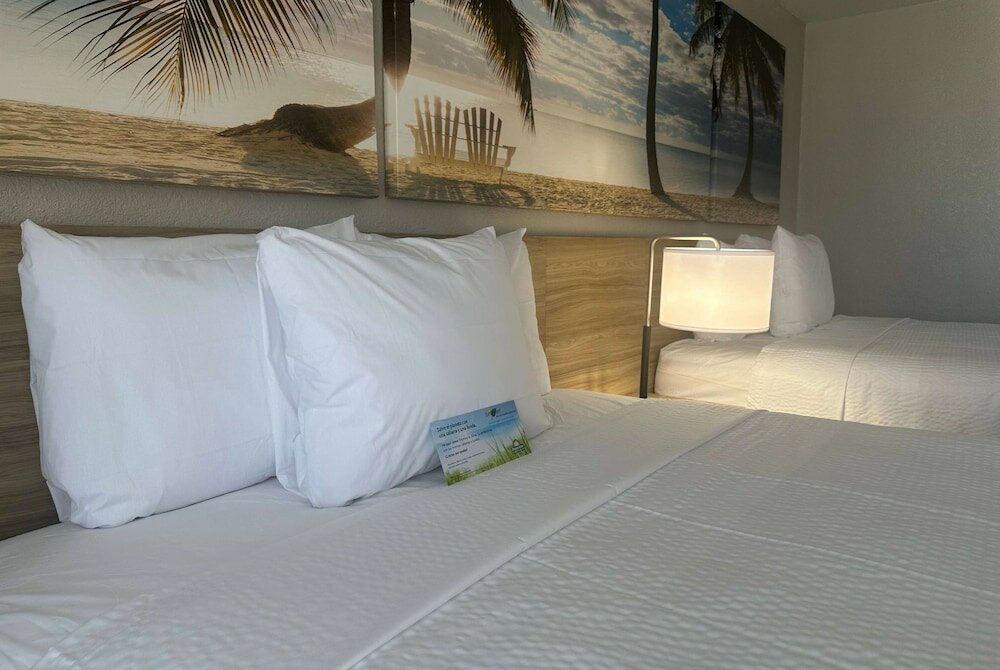Фото Days Inn by Wyndham Fort Myers