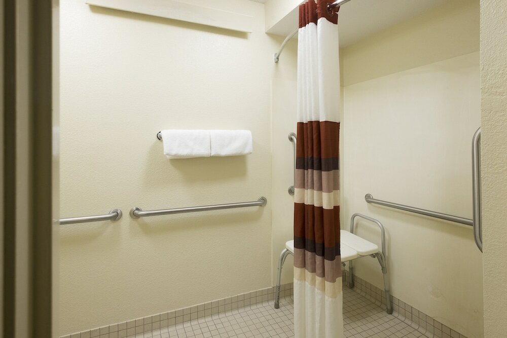 Фото Red Roof Inn Plus+ Wilmington - Newark