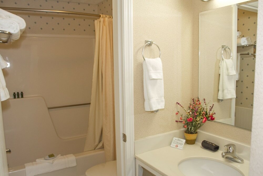 Фото Flagship Inn and Suites