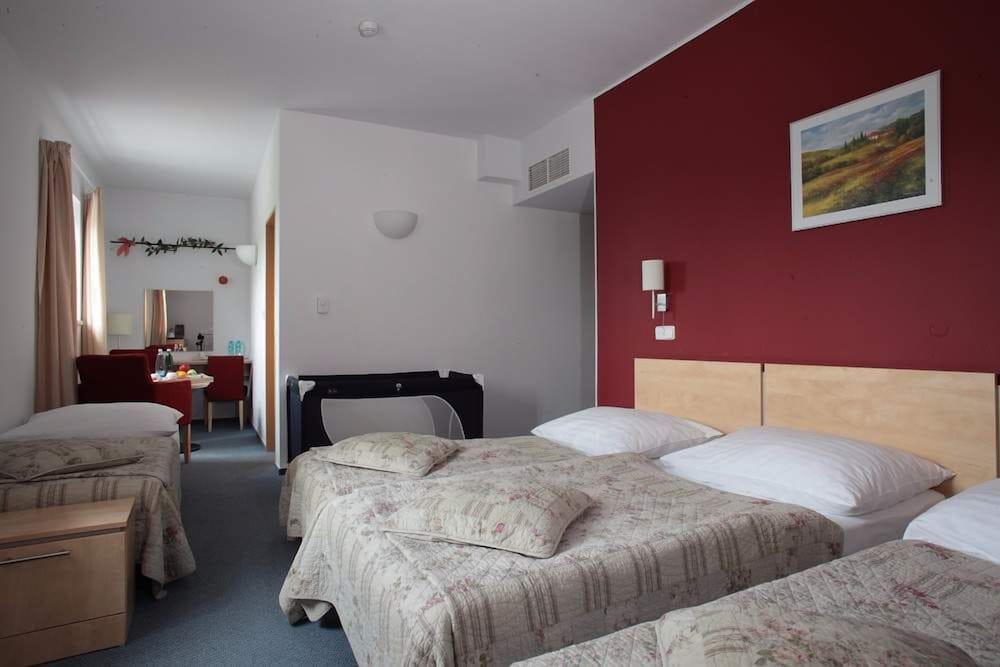 Фото Hotel Chvalska Tvrz