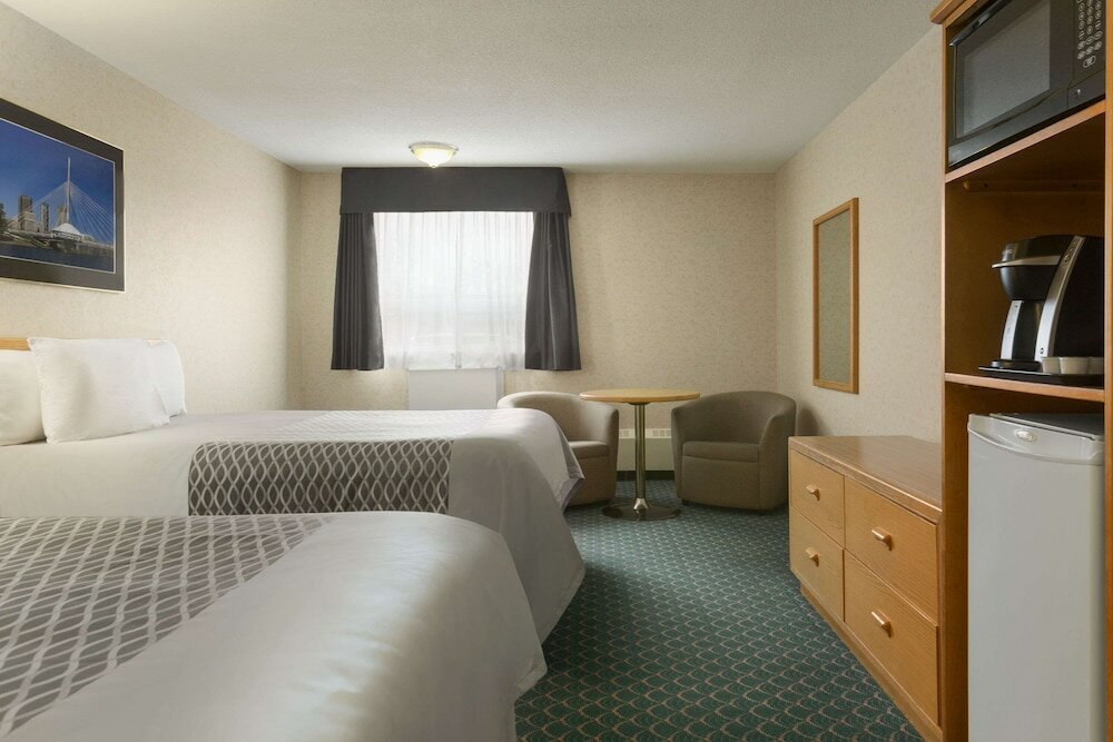 Фото Travelodge by Wyndham Winnipeg East