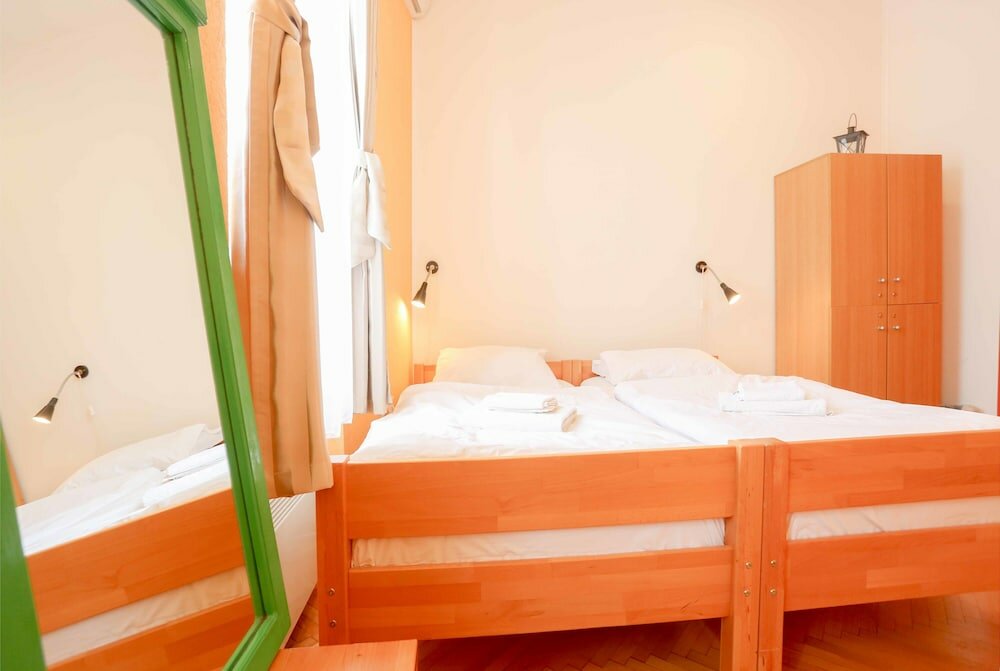 Фото Pigeon Square Rooms