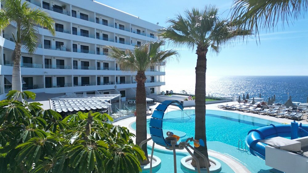 Фото Pearly Grey Ocean Club Apartments & Suites