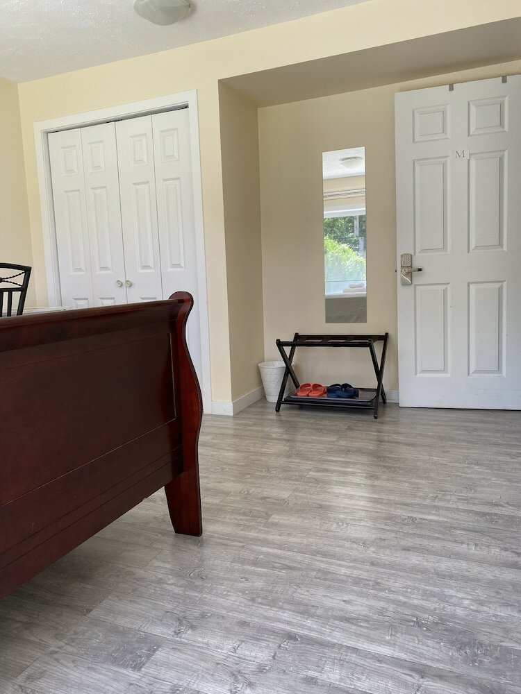 Фото Yvr Vickie’s Bed and Breakfast