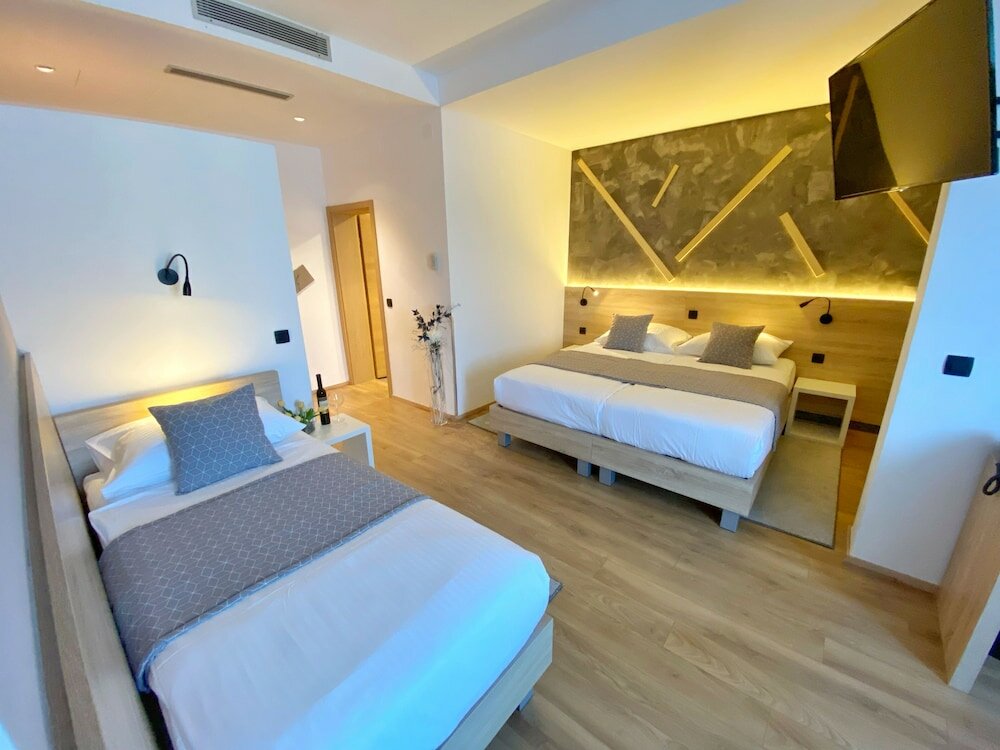 Фото 16 Lakes Hotel