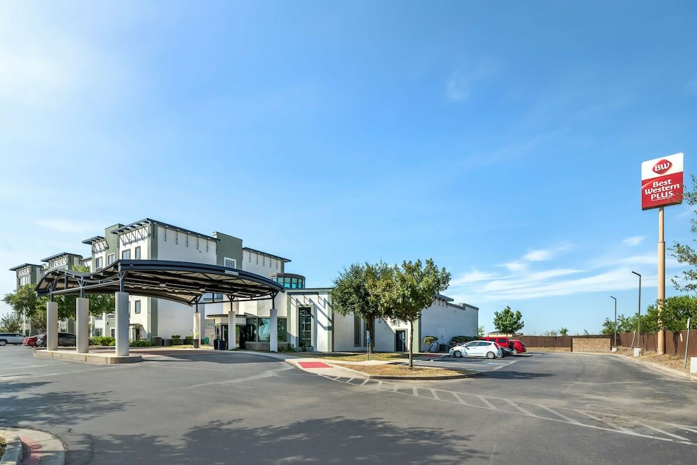 Фото Best Western Plus Lackland Hotel & Suites