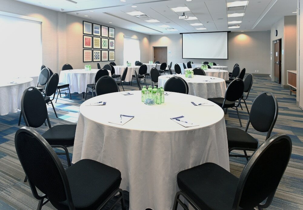 Фото Holiday Inn Express & Suites Aurora, an Ihg Hotel