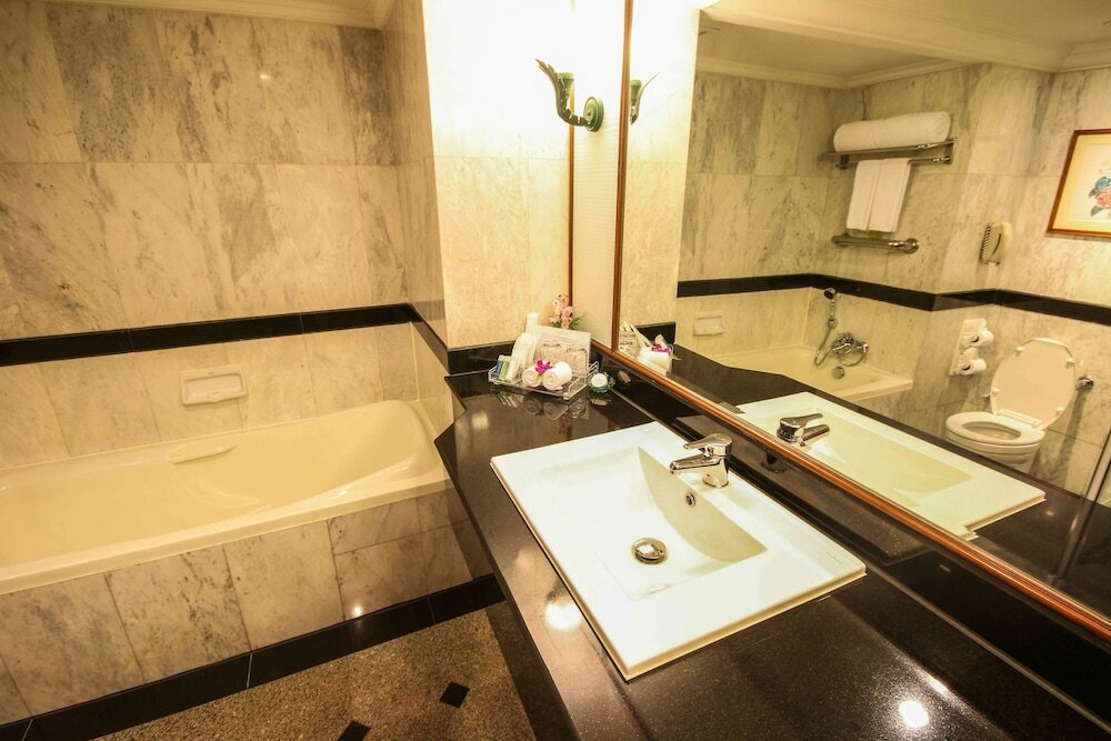 Фото Golden Tulip Sovereign Hotel