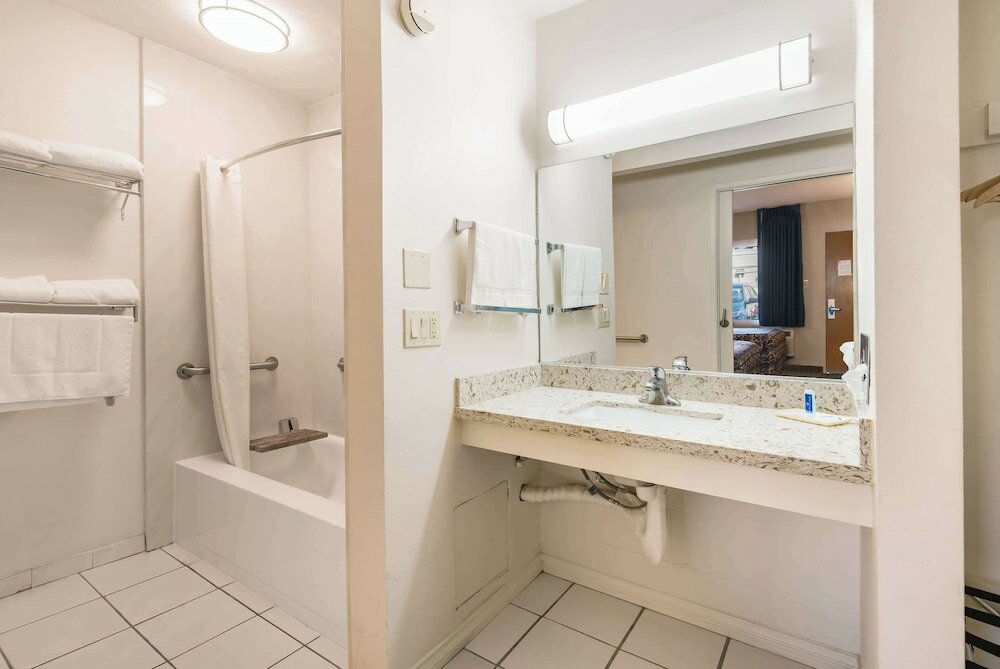 Фото Rodeway Inn Regalodge