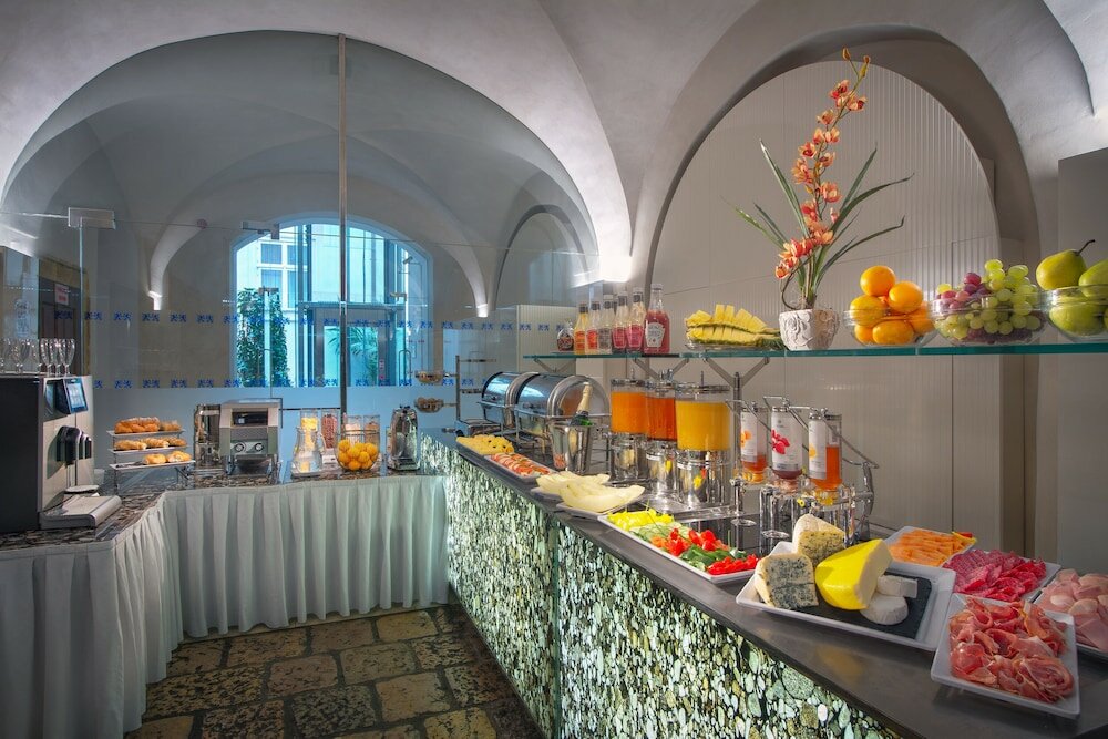 Фото Hotel Three Storks