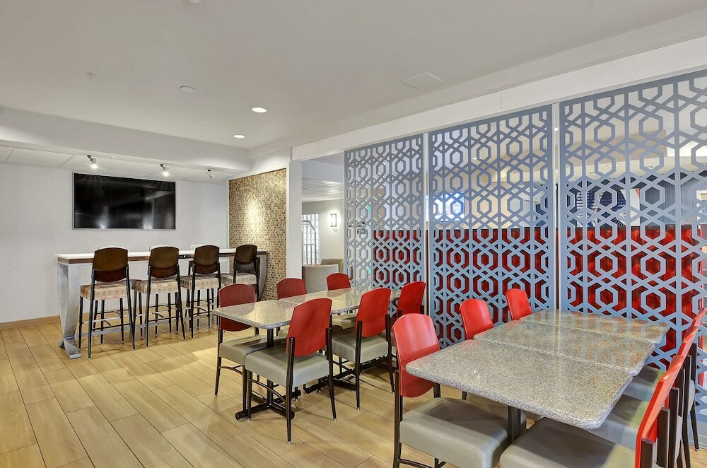 Фото Executive Residency by Best Western Navigator Inn & Suites