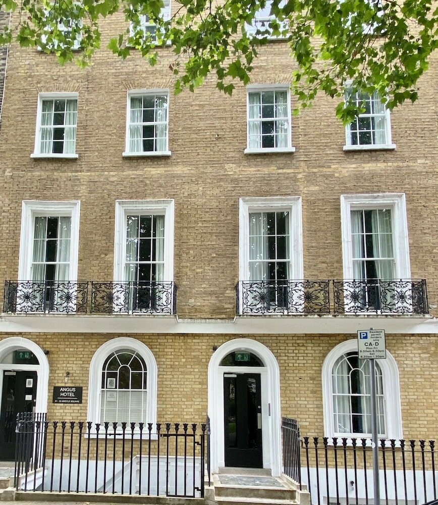 Фото The Angus Hotel