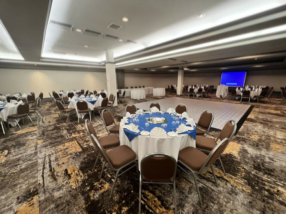 Фото Holiday Inn Toronto Airport East