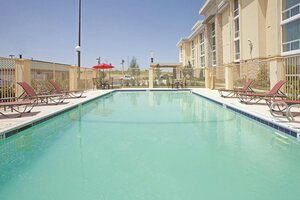 Гостиница La Quinta Inn & Suites by Wyndham Dallas I-35 Walnut Hill Ln