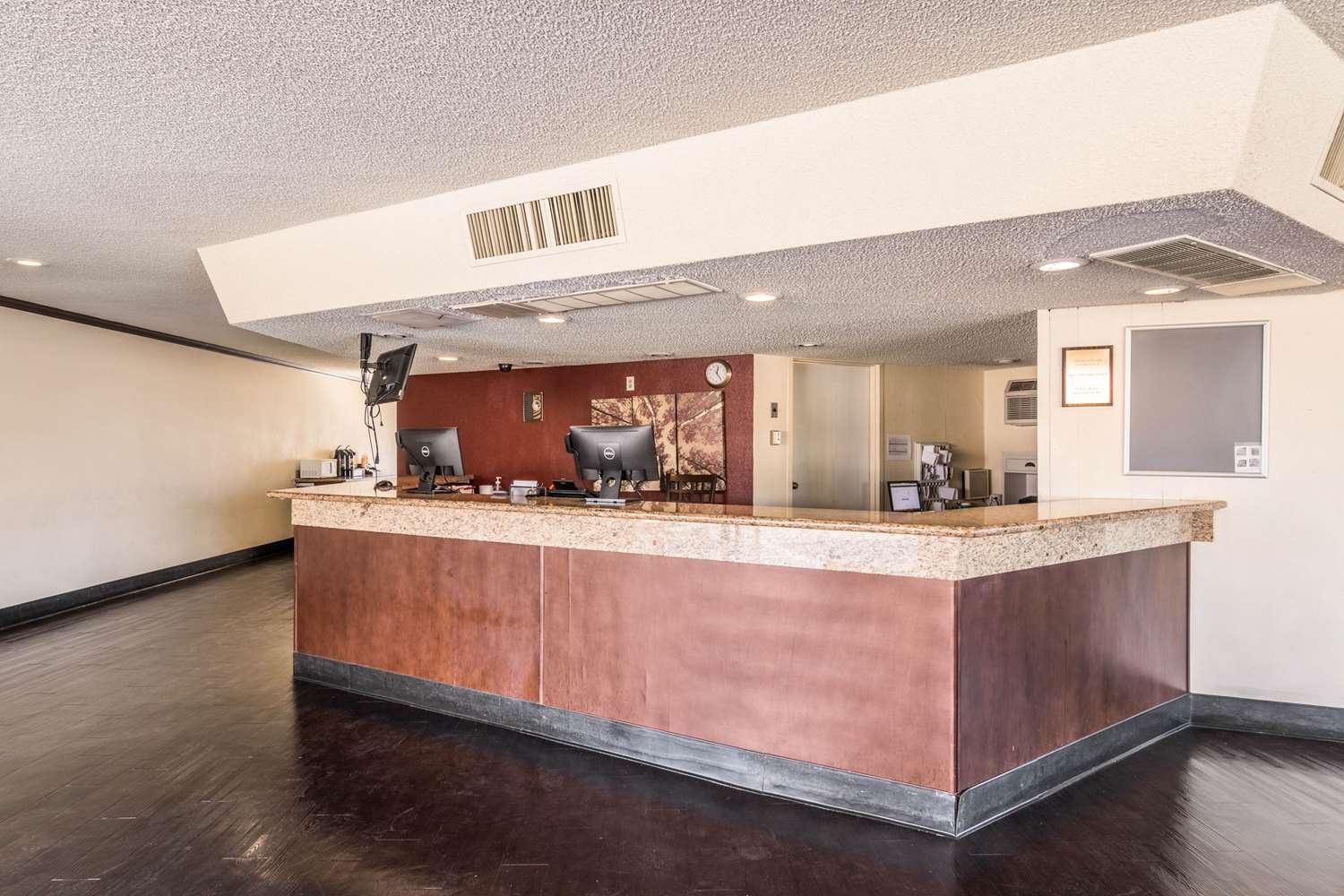Фото Rodeway Inn & Suites
