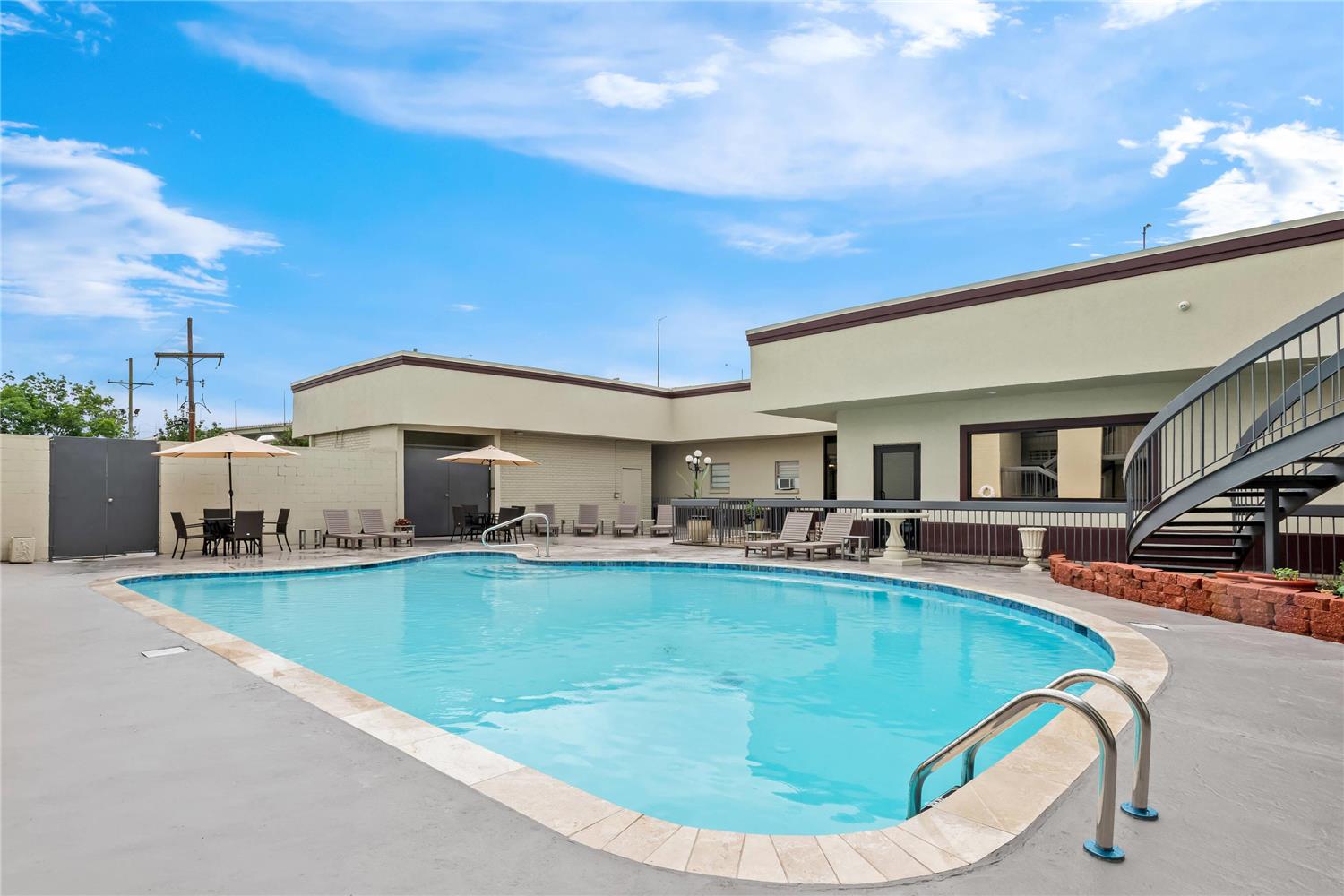 Фото Travelodge by Wyndham New Orleans West Harvey Hotel