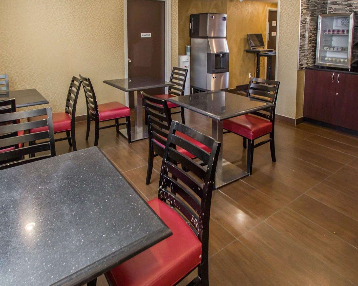 Фото Rodeway Inn Bronx Zoo