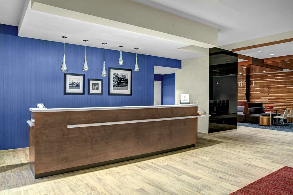 Фото Hampton Inn & Suites Richmond - Downtown