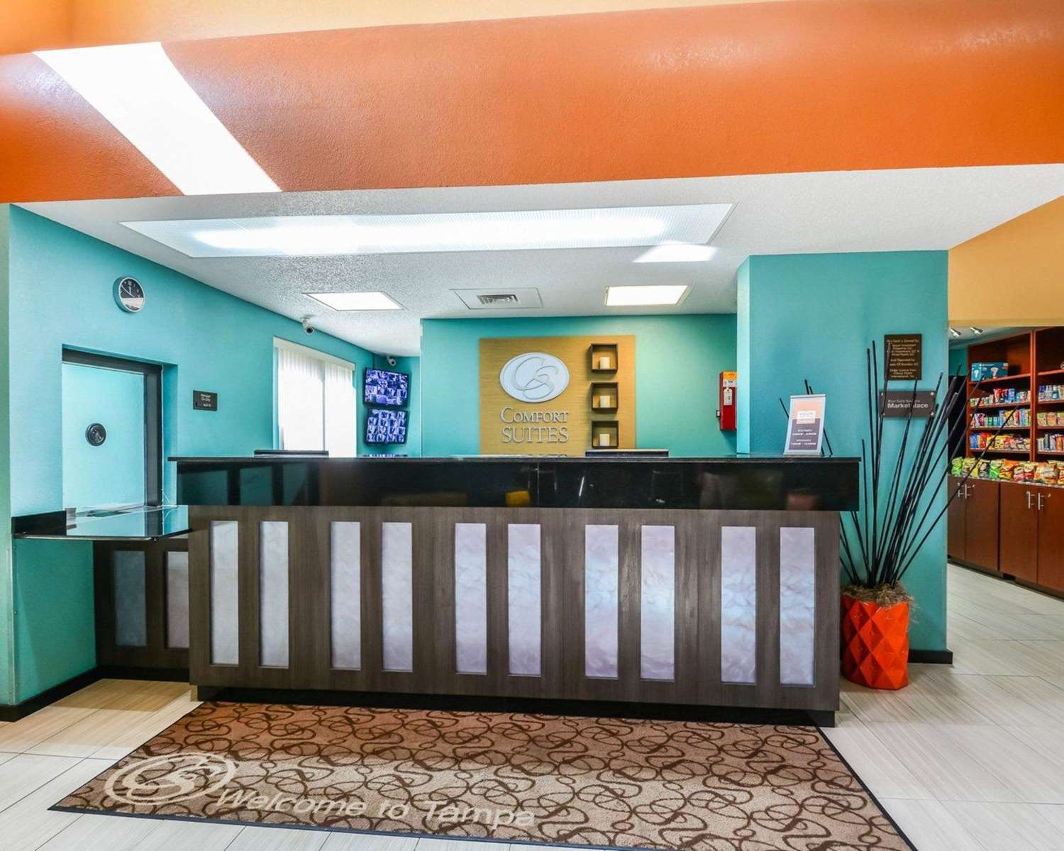 Фото Comfort Suites Tampa - Brandon