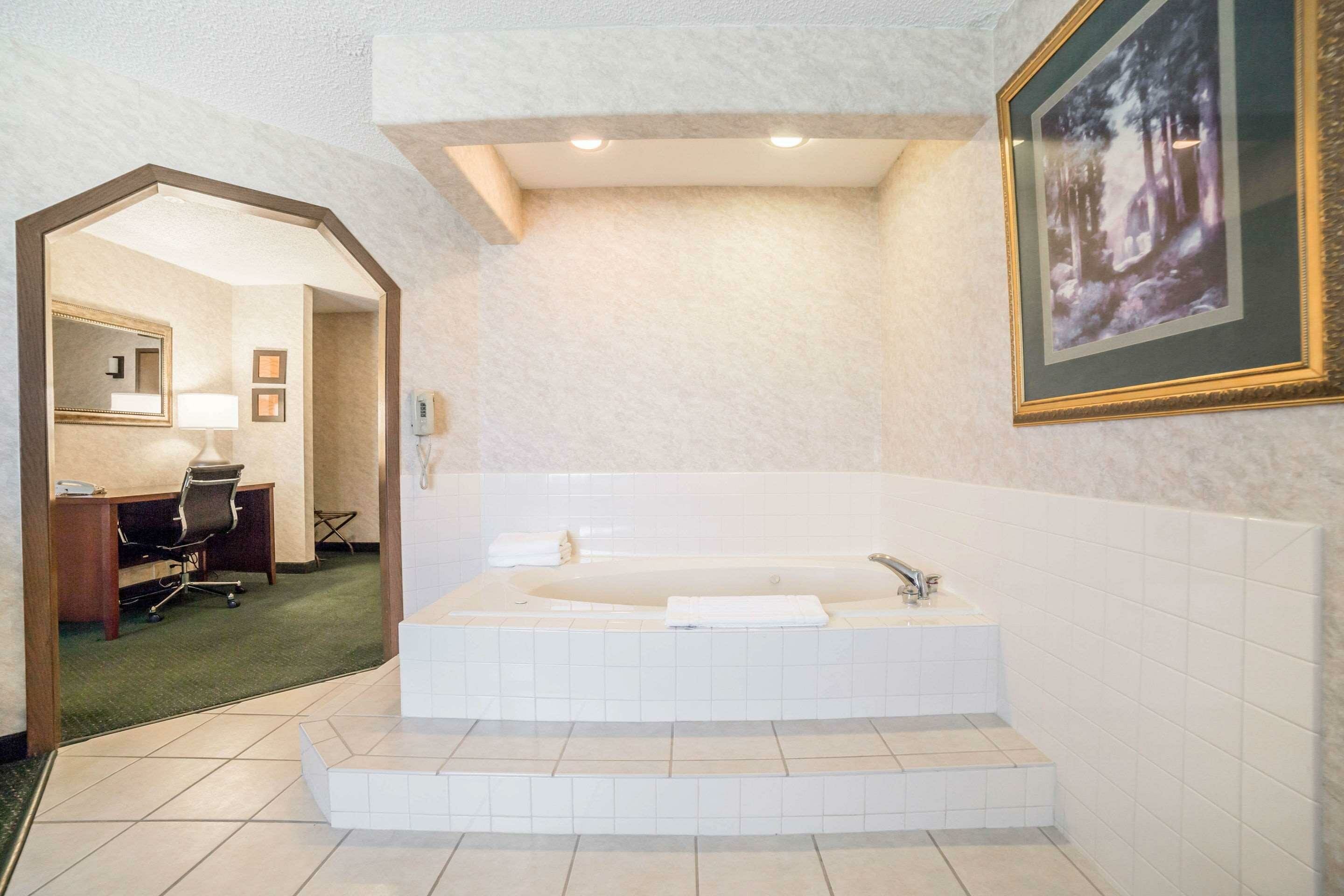 Фото Yellowstone River Inn & Suites