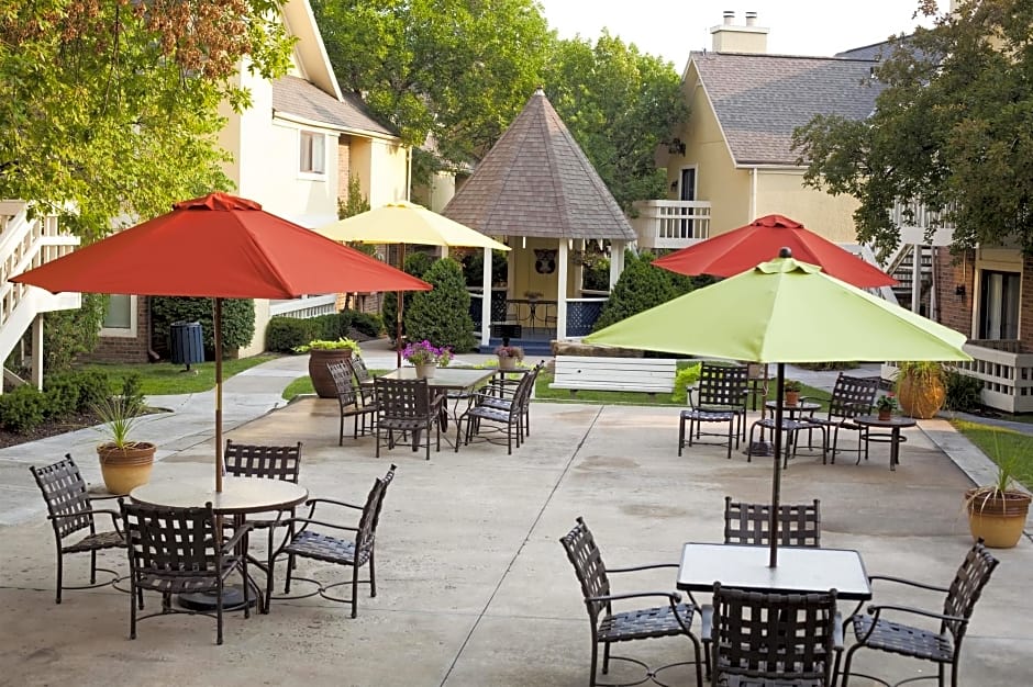 Фото Cloverleaf Suites Kansas City - Overland Park