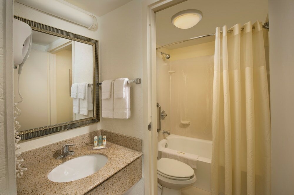 Фото Quality Inn Miami Airport Doral