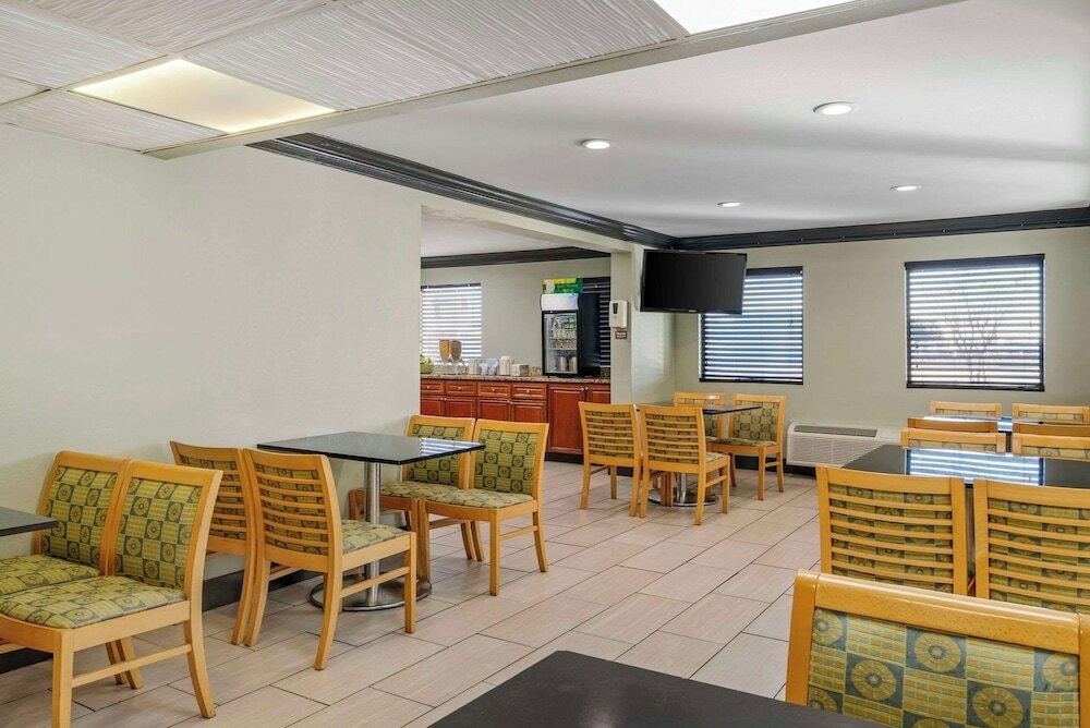 Фото Quality Inn & Suites Morrow Atlanta South