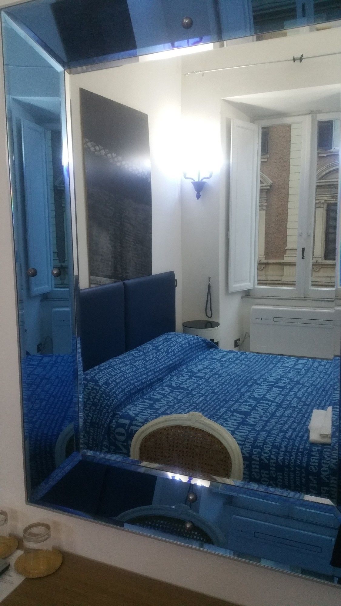 Фото White Vatican