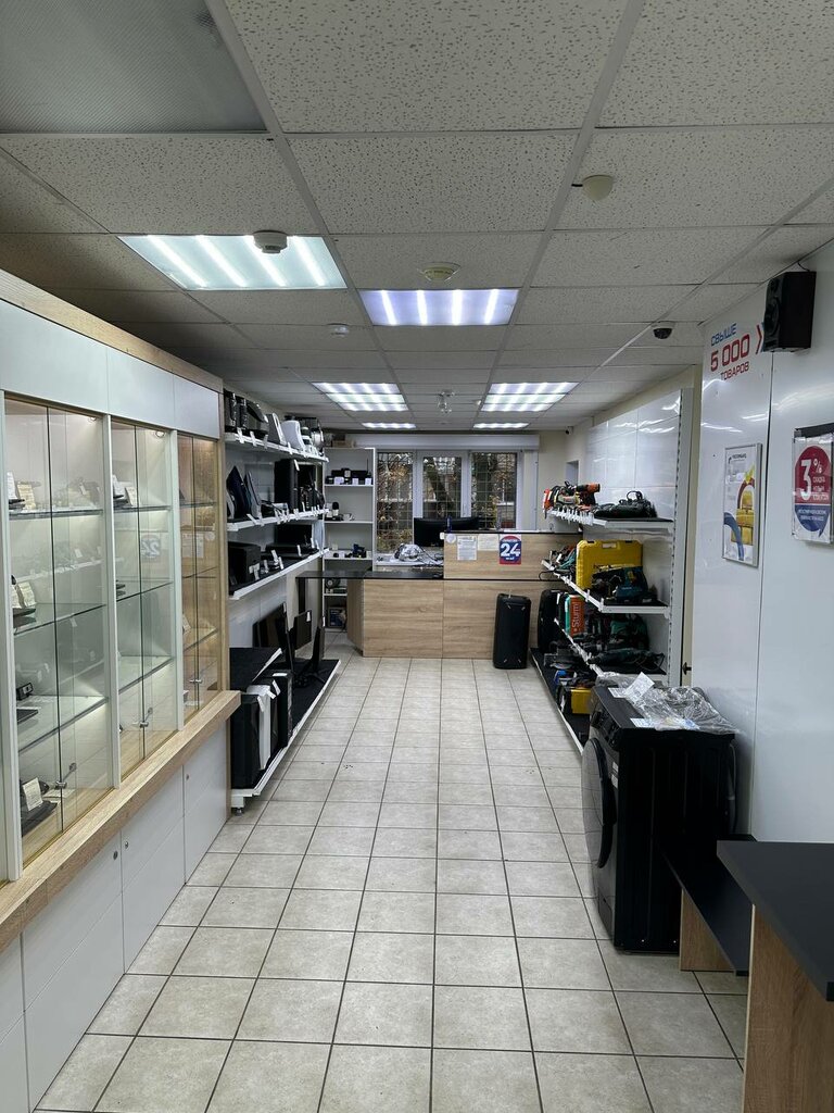 Thrift store Discount Technique, Bryansk, photo