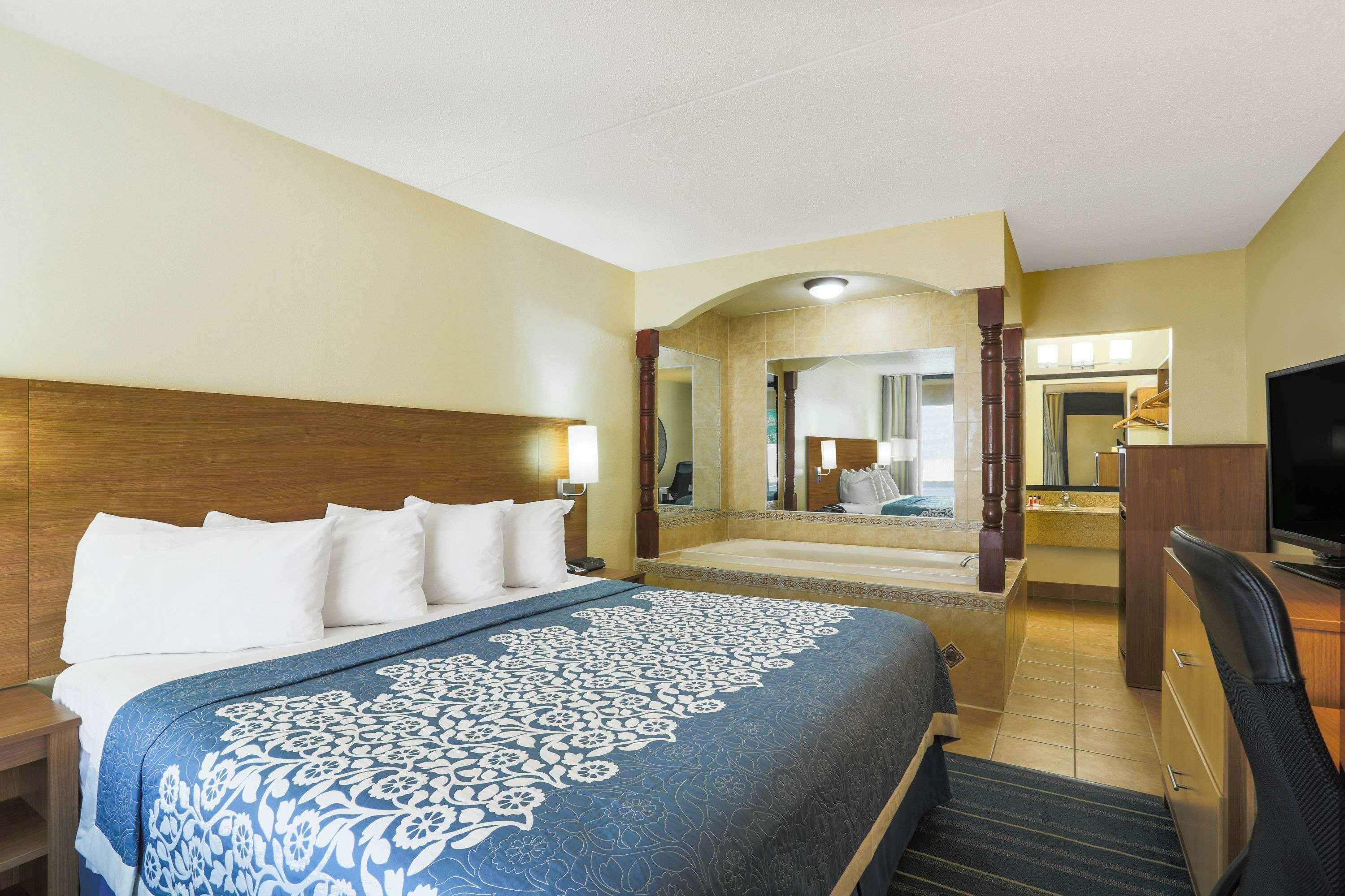 Фото Days Inn by Wyndham Newark Wilmington