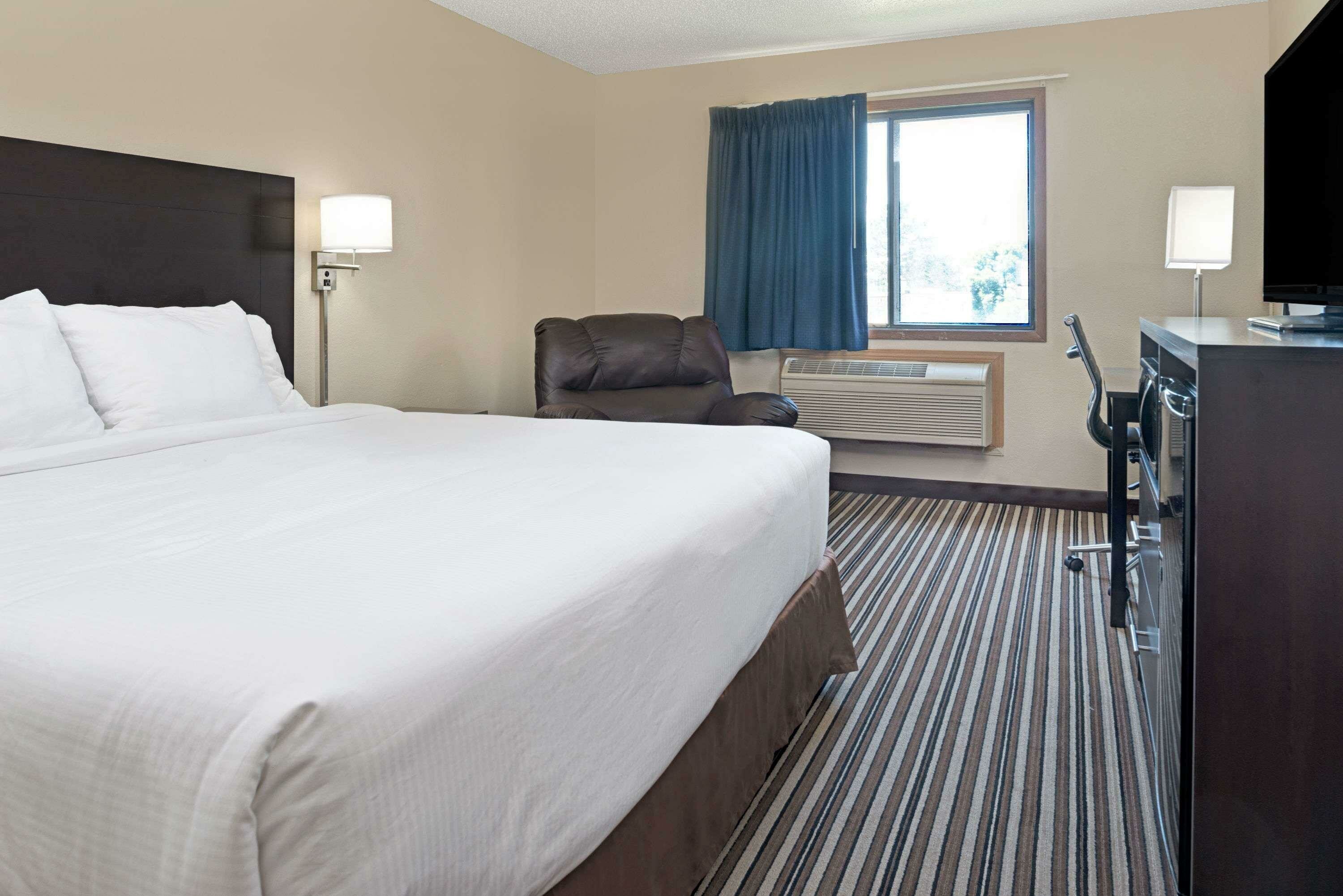 Фото Super 8 by Wyndham Omaha I-80 West