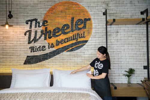 Гостиница Wheeler Bed & Bike Hotel в Чонбури