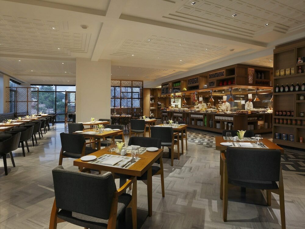 Фото Novotel Chennai Chamiers Road Hotel