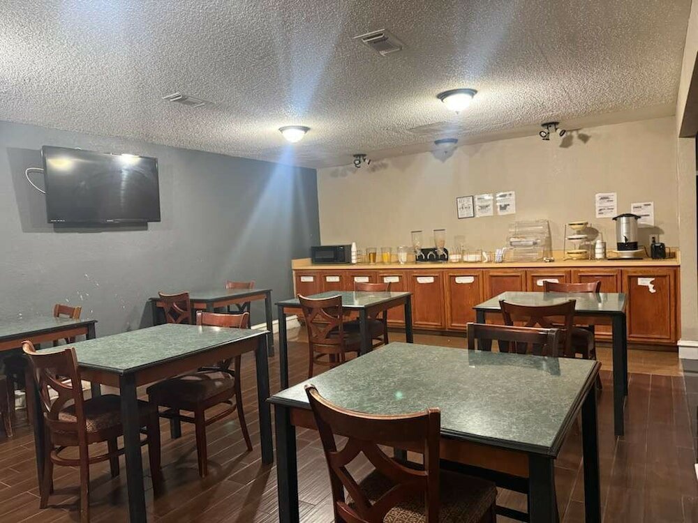 Фото Homegate Studios & Suites San Antonio Fiesta Park
