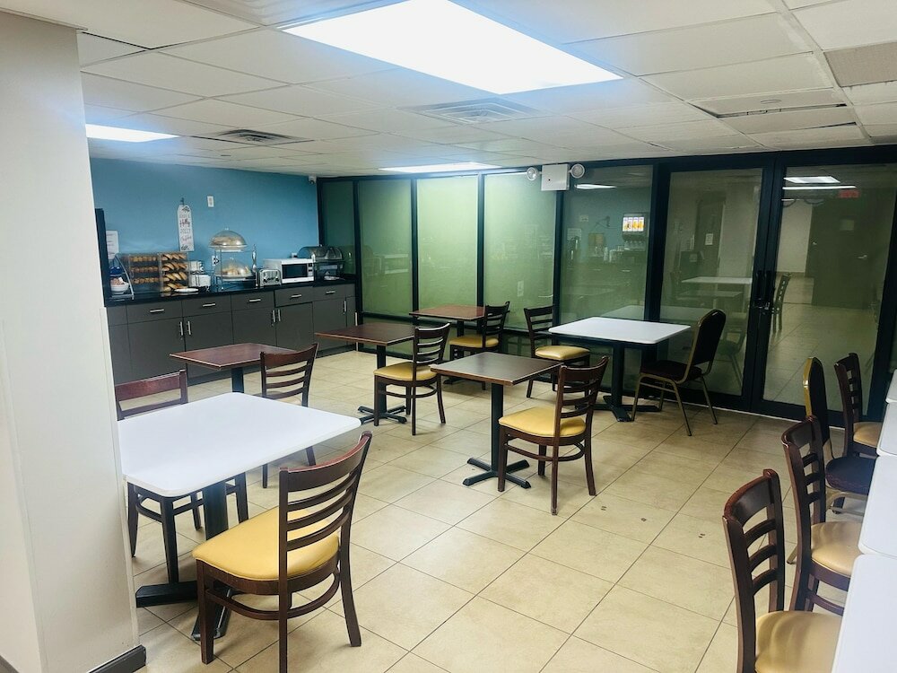 Фото Days Inn by Wyndham Brooklyn Borough Park