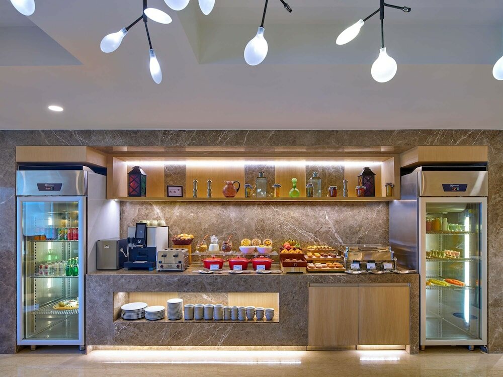 Фото Novotel Ahmedabad Hotel
