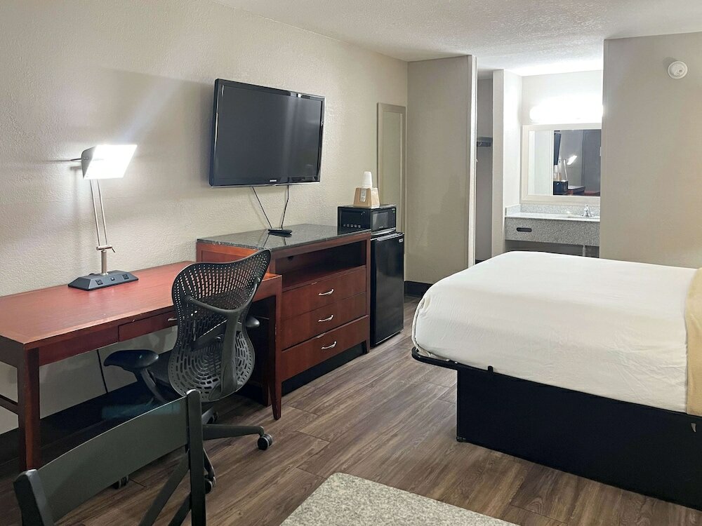 Фото Days Inn by Wyndham Raleigh Downtown South