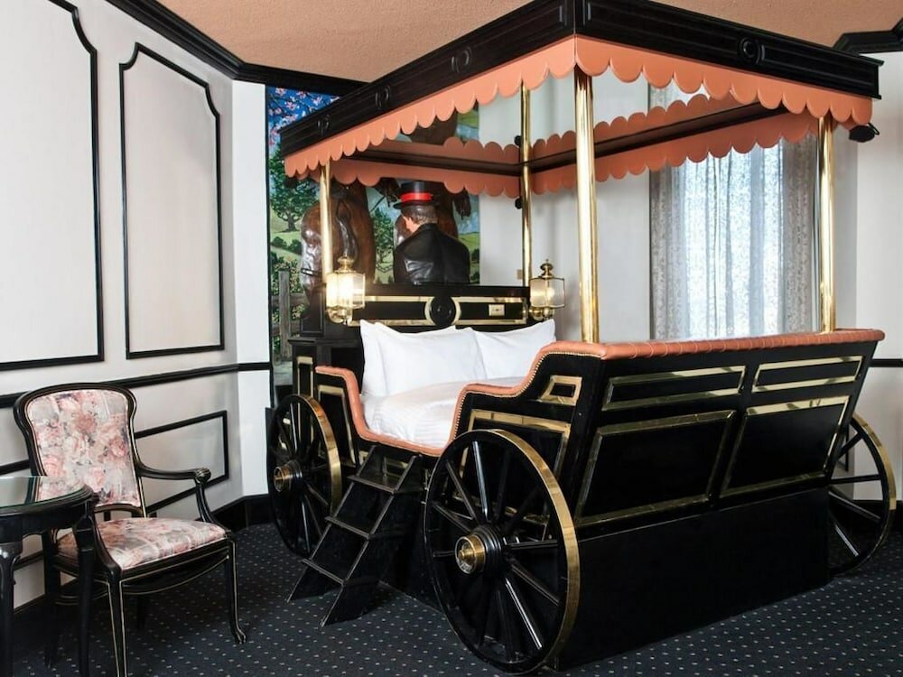 Фото Fantasyland Hotel