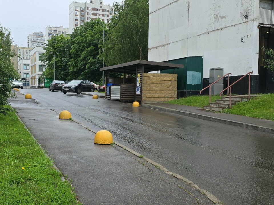 Waste sorting Точка сбора мусора, Moscow, photo