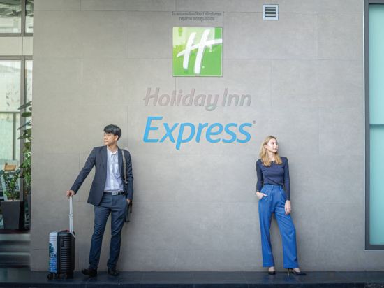 Фото Holiday Inn Express Bangkok Soi Soonvijai
