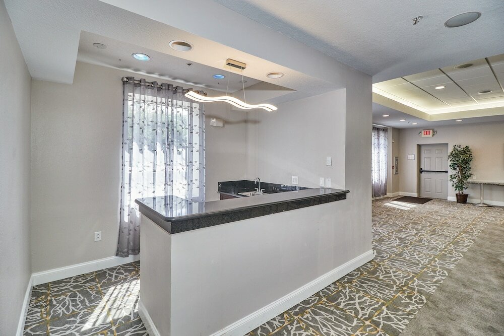 Фото Holiday Inn Express Hotel & Suites Clearwater/Us 19 N, an Ihg Hotel